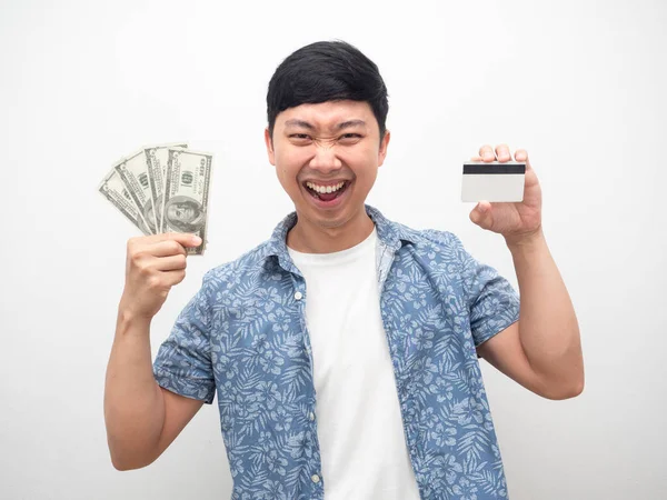 Elinde para ve kredi kartı olan Asyalı bir adam gülümsüyor.