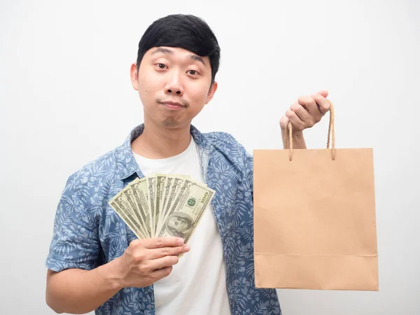 Чоловік Тримає Багато Грошей Жест Щасливі Покупки — стокове фото