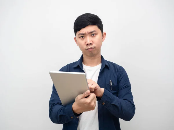 Asijský Muž Pomocí Tablet Pro Práci Vážné Emoce — Stock fotografie