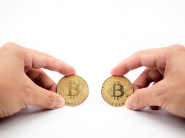 El yakalama altın Bitcoin beyaz izole