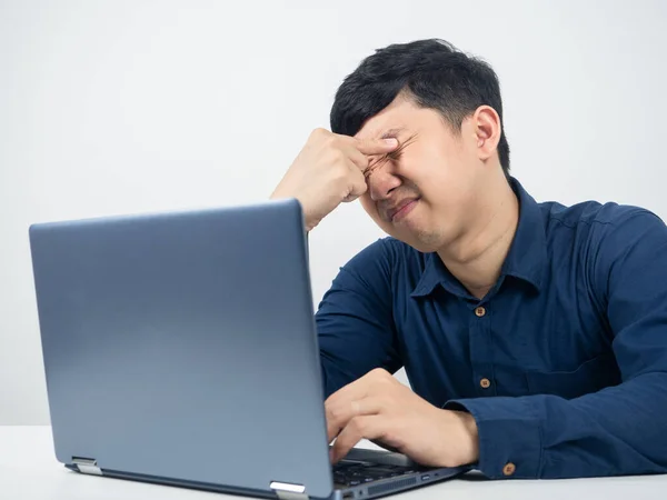 Uomo Con Laptop Provato Lavorare Sentire Affaticamento Degli Occhi Schiacciare — Foto Stock