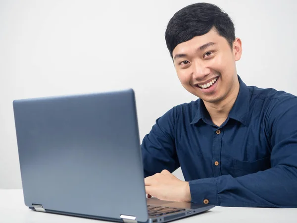 Wesoły Człowiek Uśmiecha Się Siedząc Laptopem Biurze — Zdjęcie stockowe