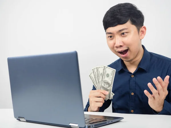 Мужчина Сидит Смотрит Ноутбук Чувствуя Себя Изумленным Зарабатывать Деньги — стоковое фото