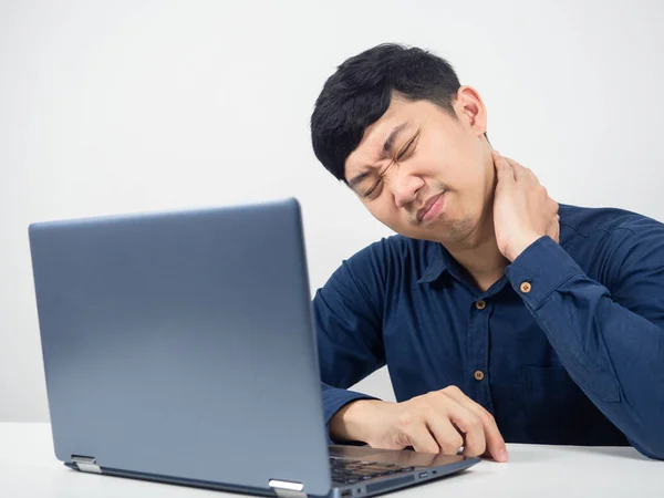 Muž Zaměstnanec Notebookem Pocit Vyzkoušený Bolest Krku Úřadu Syndrom Koncepce — Stock fotografie