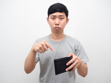 Gri gömlekli adam cüzdanı işaret ediyor. Elinde hiç para yok. Üzülme, zavallı adam konsepti.