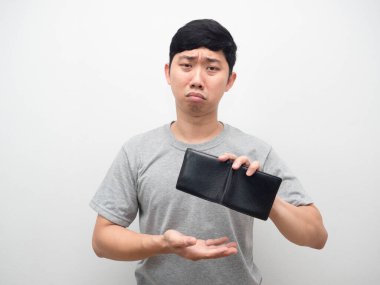 Para bulmak için cüzdanını sallayan adam üzgün surat, zavallı adam konsepti