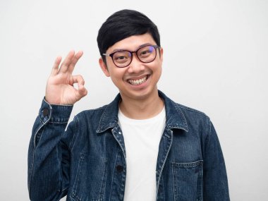 Gözlüklü portre adam gülümseyen el tamam, kot gömlek mutlu stüdyo çekimi