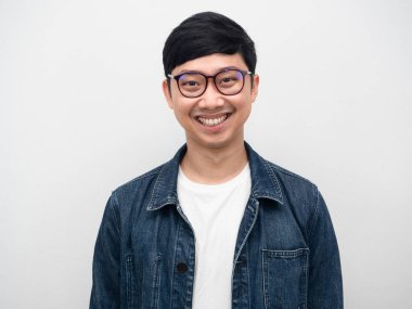 Gözlüklü yakışıklı adam gözlüklü, Asyalı adam gözlüklü, gülümseyen stüdyo fotoğrafı.