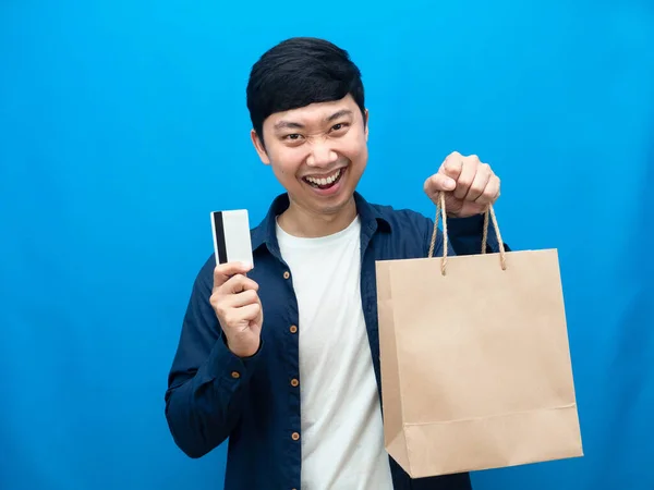 Nadšený Pozitivní Muž Ukazující Kreditní Karty Nákupní Tašky Usmívající Modré — Stock fotografie