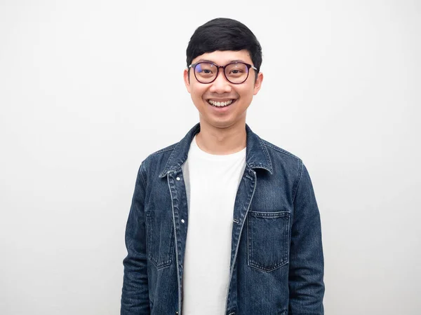 Asiatischer Mann Mit Brille Jeanshemd Glücklich Lächelnd Weißer Hintergrund — Stockfoto