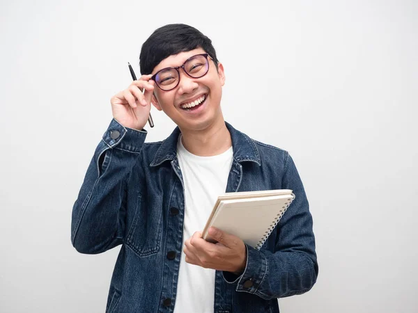 Pozitivní Veselý Muž Nosí Brýle Drží Deník Smích Izolované — Stock fotografie
