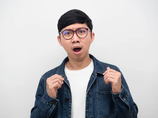 Asijský Člověk Nošení Brýle Ohromený Tvář Studio Shot Muž Džíny — Stock fotografie