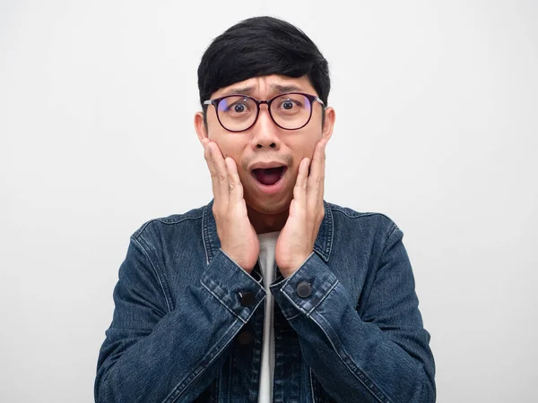 Asijský Muž Nošení Brýle Šokovaný Tvář Studio Shot Muž Džíny — Stock fotografie