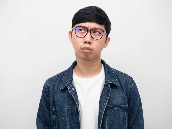 Junger Mann Brille Jeans Ernsthaftes Denken Blick Nach Oben Porträt — Stockfoto