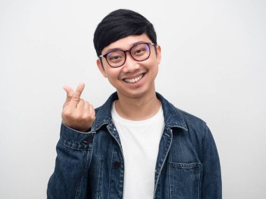 Gözlüklü adam kot pantolon giyer. Mutluluk gülümser.