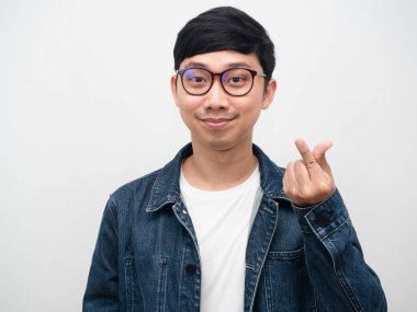 Gözlüklü adam kot pantolon giyiyor. Gülümsüyor.