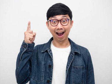 Gözlüklü adam heyecanlandı Fikir parmağını kaldır