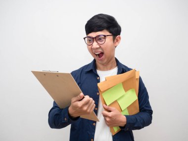 İşçi bürosu çalışanı panoya bakarken şok oldu.