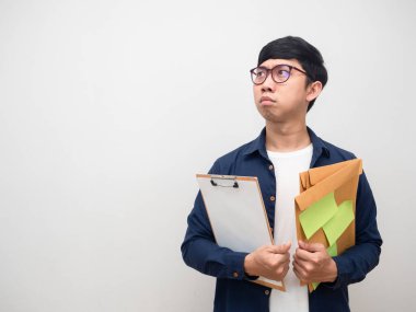 Kopya alanına bakan iş adamı elinde belge zarfı tutuyor