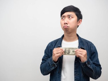 Elinde biraz para olan zavallı adam fotokopi odasına bakıyor. Üzgün adam yeterli para vermiyor.