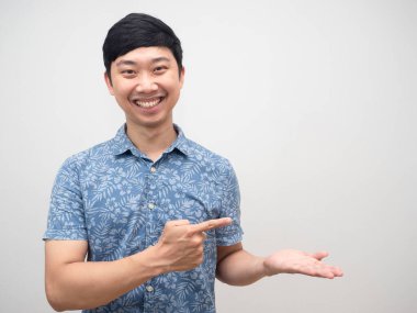 Mavi gömlekli adam, elinde mal bulundurduğu için parmakla işaret ediyor.