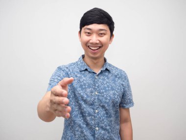 Genç adam mavi gömlekli. Nazik bir gülümseme. Sana elini uzatıyor.