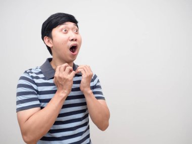 Çizgili erkek gömleği fotokopi alanına baktığında hayrete düşüyor.