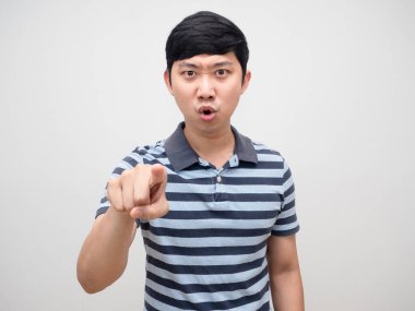 Genç adam, çizgili gömlek parmağınla ciddi bir yüz seç.