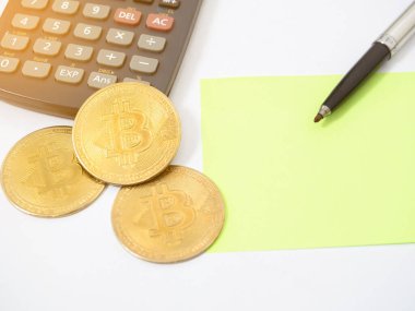 Kalem ve kağıt üst görünümü olan altın bitcoin 'i kapat, İşyeri izole edilmiş ışık fişeği