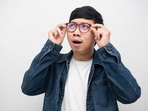 Asijský Člověk Džíny Košile Dotykové Brýle Vzrušený Emoce Vzhlížet Nahoru — Stock fotografie
