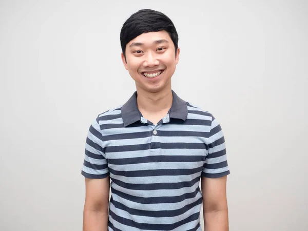 Asyalı Pozitif Adam Çizgili Gömlekli Kibar Gülümseme Izole Edilmiş — Stok fotoğraf