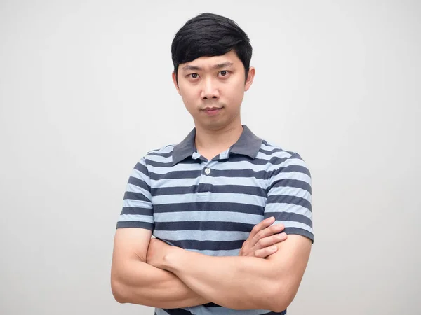 Genç adam çizgili gömlek, kollar çapraz ciddi duygu portresi.