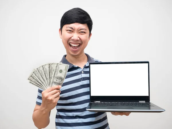 Молодий Чоловік Задоволений Заробляти Гроші Роботі Інтернеті Тримаючи Ноутбук Білому — стокове фото