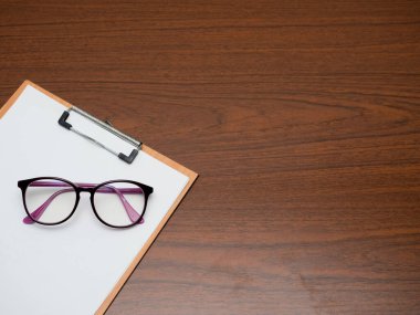 Döküman tahtasında gözlük masadaki üst görünüm