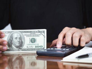Para ve finansman ile muhasebe için hesap makinesi kullanarak adam elini kapat