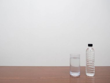 Ahşap masa üzerinde cam olan su şişesi boşluğu beyaz arkaplan kopyala
