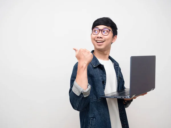 Young Man Jeans Shirt Wearing Glasses Laptop Point Finger Copy — Stock fotografie