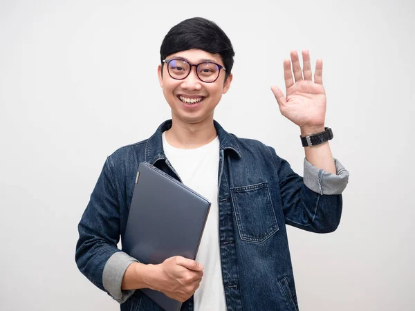 Mladý Muž Brýlích Drží Notebook Jemný Úsměv Pozdrav Izolované — Stock fotografie