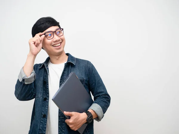 Pozitivní Muž Džíny Košile Drží Notebook Přesunout Brýle Pohled Kopírovat — Stock fotografie