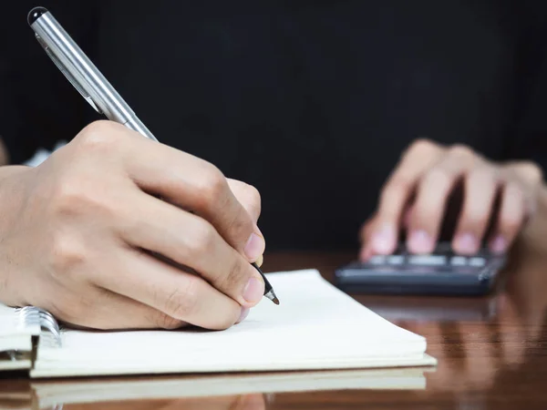 Close Hand Writing Pen Accounting Notebook Using Calculator — Stockfoto