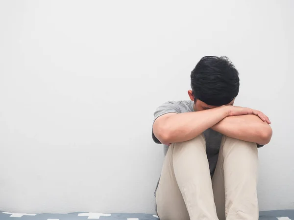 Üzüntü bembeyaz arka plan fotokopi alanı üzerinde ayı kafası oturur