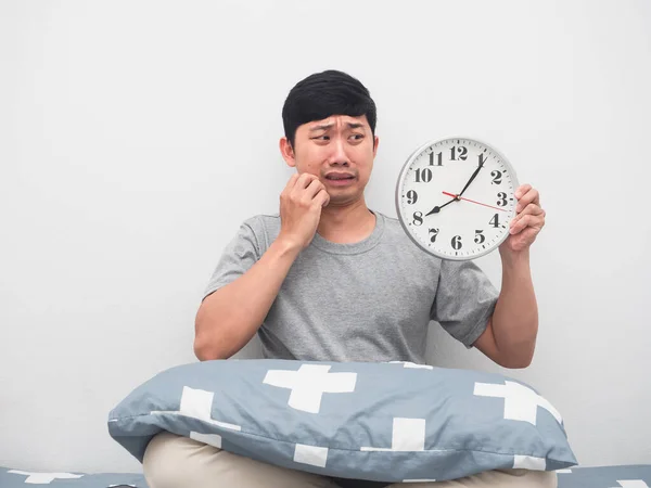Asian Man Wake Late Looking Analog Clock Feel Shocked — Fotografia de Stock