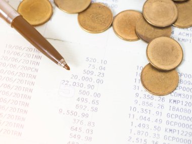 Masa lambası işindeki madeni paralarla banka hesaplarını kapatın.