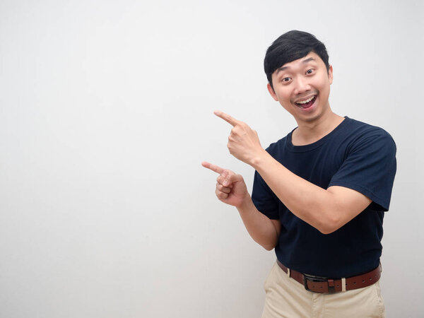 Человек веселый указательный палец на копию космической студии выстрел