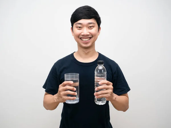 Портрет Положительный Человек Держит Стекло Бутылкой Воды Счастливая Улыбка Белый — стоковое фото