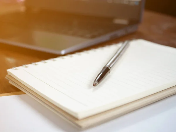 Çalışma alanını kapatma masası, günlük ve dizüstü bilgisayarlı kalem çalışma alanı