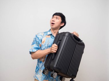 Genç adam plaj gömleği tutuyor Lawrence yukarı baktığında heyecanlanıyor.