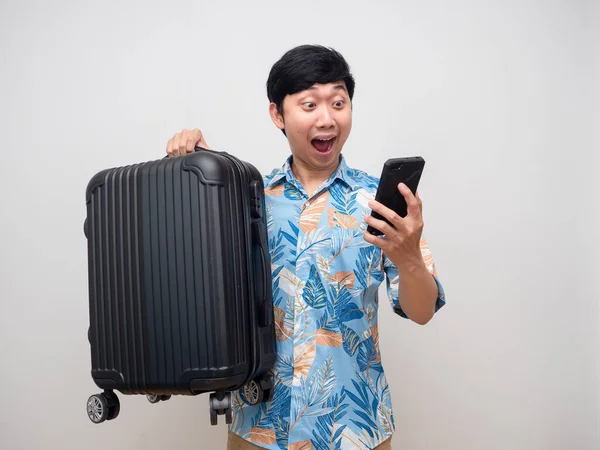 Asian Man Beach Shirt Holding Laggage Feels Amazed Booking Vacation — Foto Stock