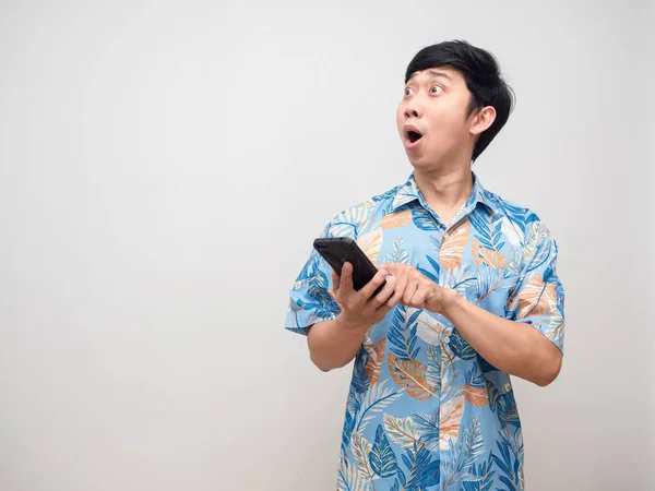 Asian Man Beach Shirt Hold Smartphone Feels Amazed Looking Copy — Stockfoto