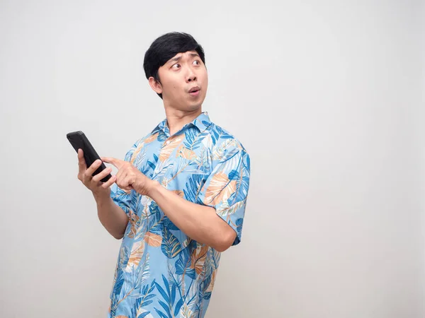 Young Man Beach Shirt Feels Excited Hold Smartphone Turn Looking — Stockfoto